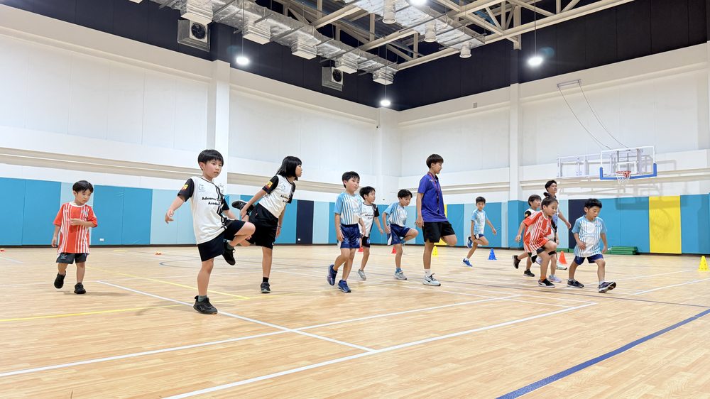 アジリティトレーニングに取り組む生徒