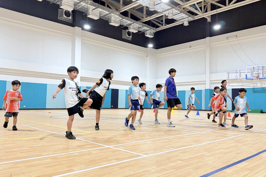 アジリティトレーニングに取り組む子ども