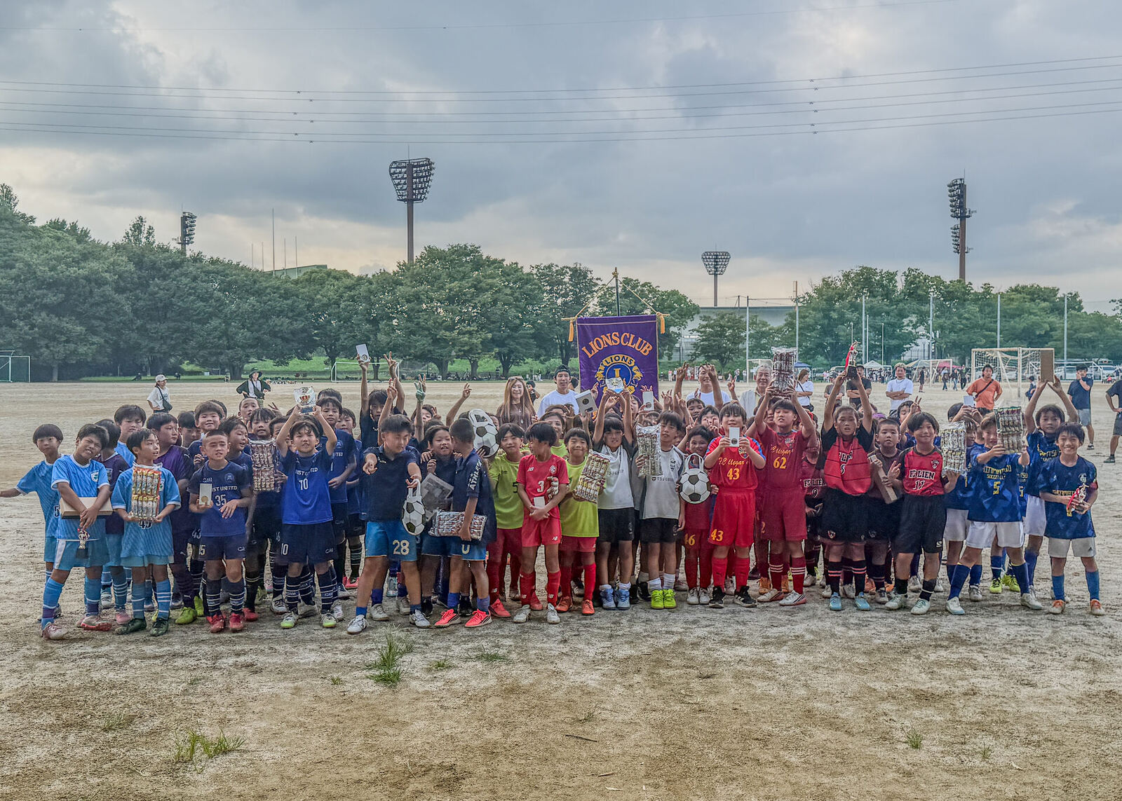 東京HAKUHOライオンズクラブ青少年育成チャリティーCUPに参加した8チームの子どもたちの集合写真