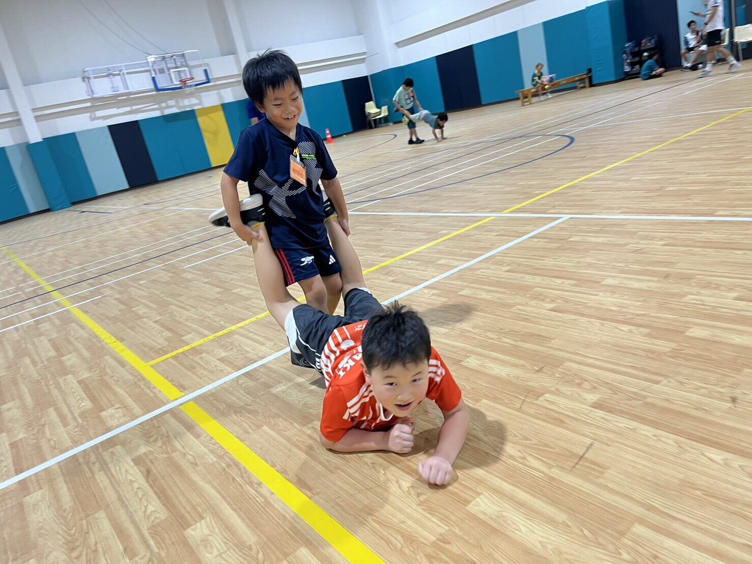 Partner-supported plank training