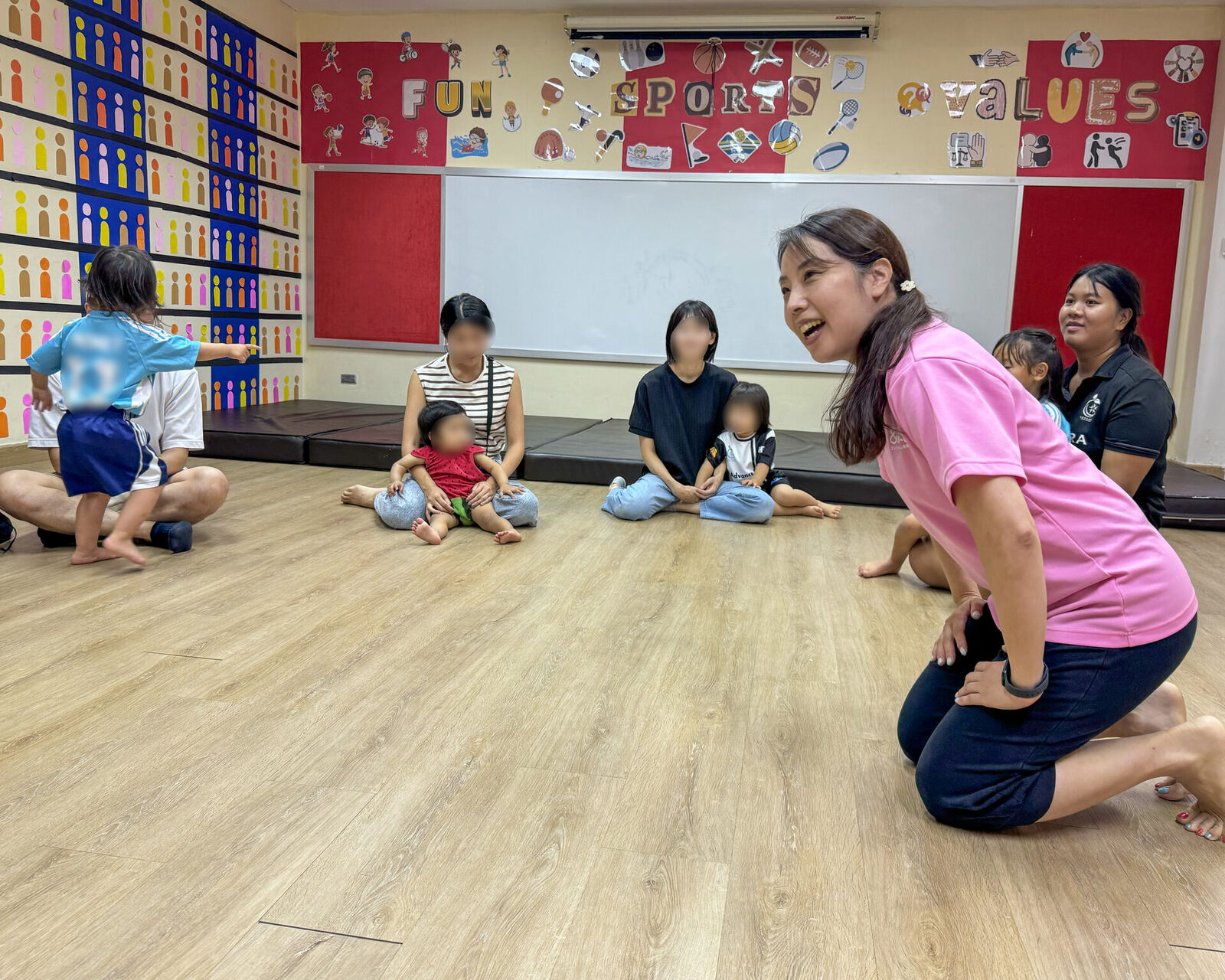ホープのぞみさんが子どもたちと保護者に指導する様子