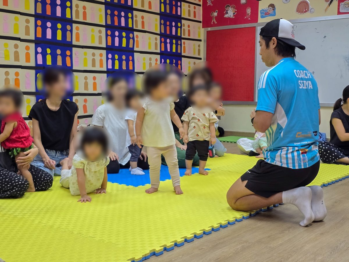 親子でバランス運動に取り組む様子