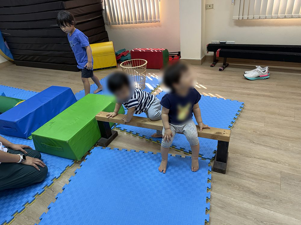 平均台を使った運動に挑戦する子どもたち