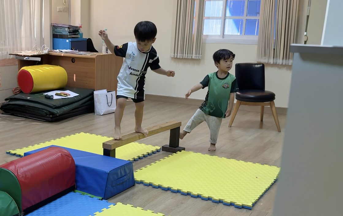 平均台を渡る練習をする子どもたち