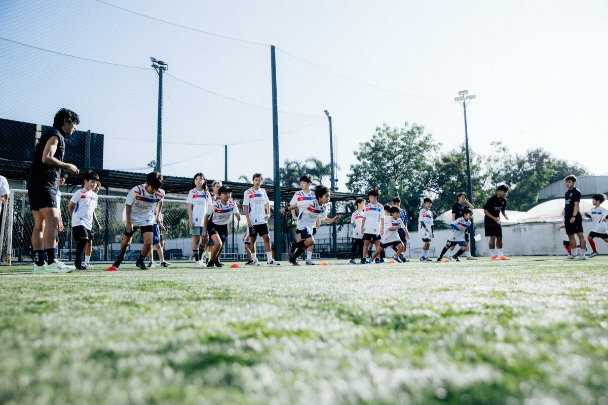 屋外で複数のスポーツに取り組む子どもたち